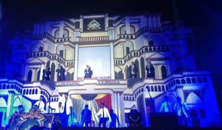 Kemegahan panggung Drama Kontes di Pondok Pesantren Mathla’ul Huda ,sebuah mahakarya liar biasa santri yang kreatif dan inofatif ( Sumber Instagram Matjla’ul Huda)