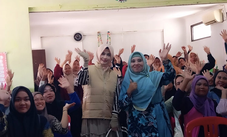 Sesi foto bersama narasumber dan peserta usai acara sosialisasi