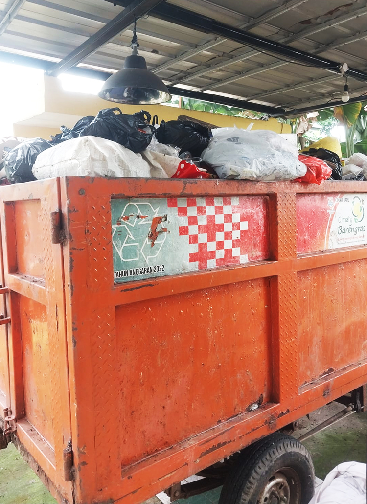 Gerobak sampah RW 25 Kelurahan Cibabat..."no pilah, no angkut"