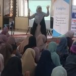 Coach Terry L Widjajanta, menyampaikan apa yang harus dilakukan Muslimah agar raih hidup Sehat, dihadapan 300 peserta Talkshow Sejuta Muslimah Sehat