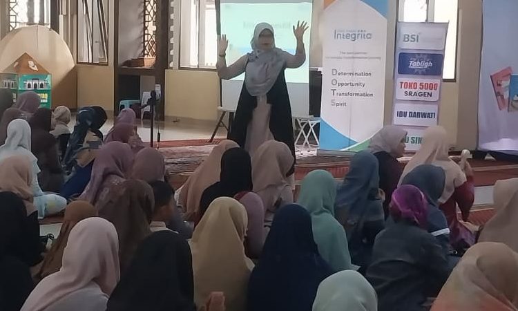 Coach Terry L Widjajanta, menyampaikan apa yang harus dilakukan Muslimah agar raih hidup Sehat, dihadapan 300 peserta Talkshow Sejuta Muslimah Sehat