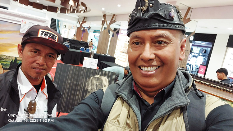 Penulis bersama Pelukis Erwin Budiharto - (Sumber: J.Haryadi)