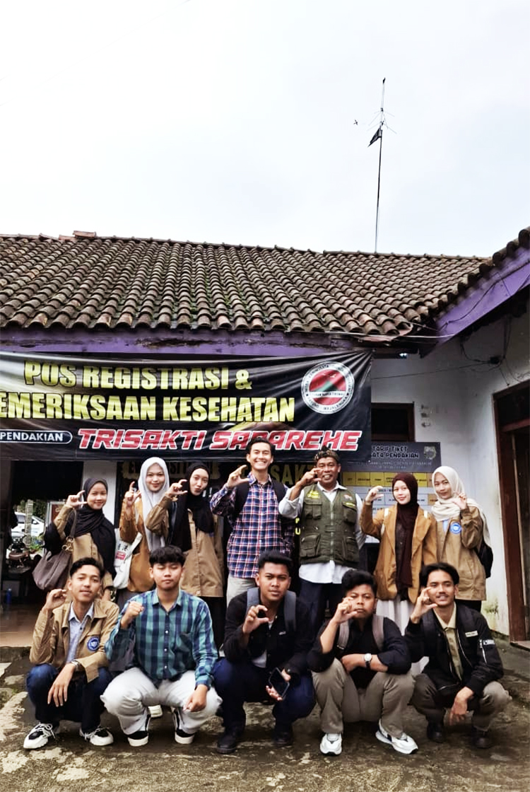 Para mahasiswa Poltek SCI Cirebon saat berada di Pos Registrasi Jalur Pendakian Trisakti View Sadarehe - (Sumber: Naya)
