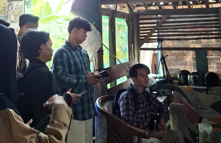 Kegiatan wawancara yang dilakukan oleh mahasiswa Poltek SCI Cirebon di lapangan - (Sumber: Naya)