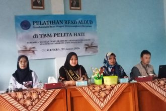Pembukaan pelatihan read Aloud untuk para Bunda Literasi di desa Cikuya bertempat di TBM pelita hati.