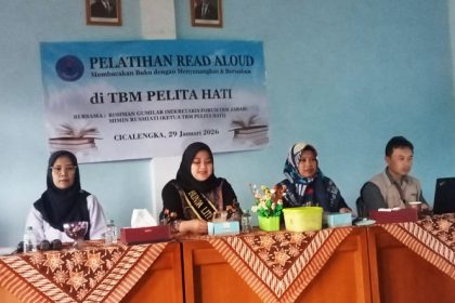 Pembukaan pelatihan read Aloud untuk para Bunda Literasi di desa Cikuya bertempat di TBM pelita hati.