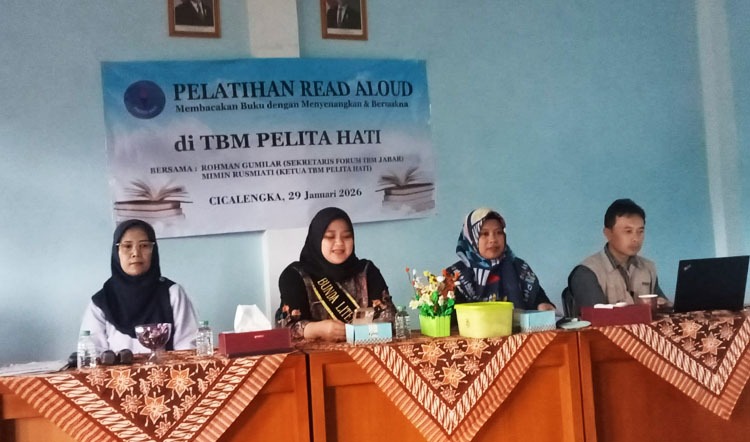 Pembukaan pelatihan read Aloud untuk para Bunda Literasi di desa Cikuya bertempat di TBM pelita hati.