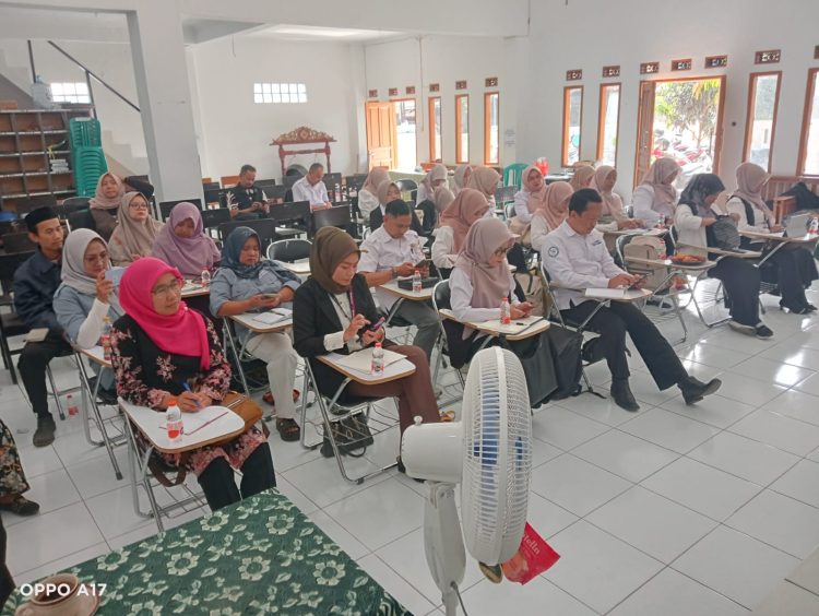 Para komite dan kepala Sekolah SD Negeri dan Swasta se _kecamatan Tanjungsari (foto H. Jono)
