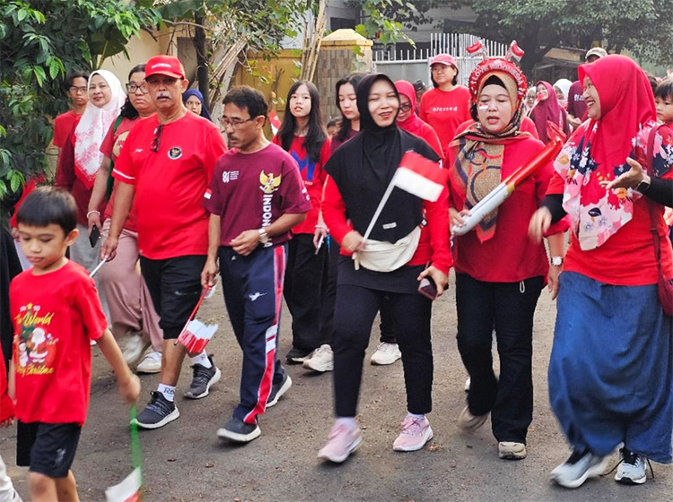Peserta Lomba Gerak Jalan Sehat pada puncak acara "Semarak HUT ke-81 Republik Indonesia Duta Harapan RW 10" - (Sumber: BJN)