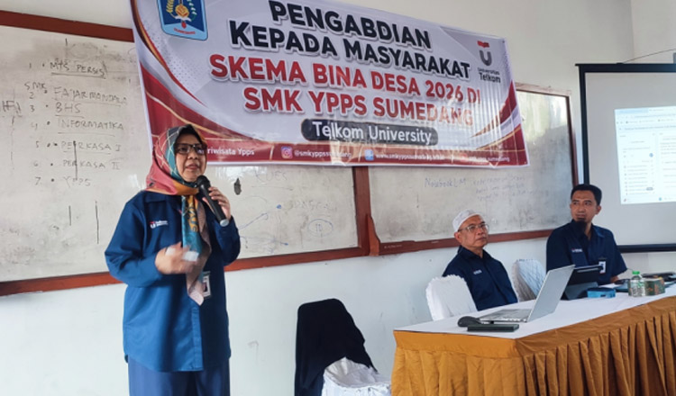 Salah seorang anggota TIM DOsen Telkom University sedang memberikan materi pada acara Pelatihan Penggunaan AI untuk Administrasi Sekolah bagi para guru dari sejumlah sekolah di Kabupaten Sumedang - (Sumber: BJN)